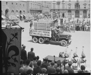 Sei autocarri militari americani arrivano a Firenze, in una festante Piazza della Signoria, con parte delle opere d’arte rubate dai nazisti e destinate alle collezioni private di Hitler e Goering, nascoste a Bolzano. È il 21 luglio 1945. Courtesy The National Archives